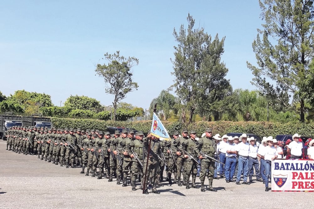 Tropas de distintas unidades del ejército de Guatemala, durante una parada militar en la capital, en una nueva demostración del poderío castrense (JOSÉ MELÉNDEZ. EL UNIVERSAL)