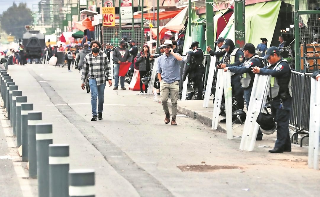 En un recorrido por el Eje 1 Norte, se constató la presencia de los bolardos colocados, mientras policías resguardan la zona. Foto: ERNESTO ÁLVAREZ/ EL UNIVERSAL