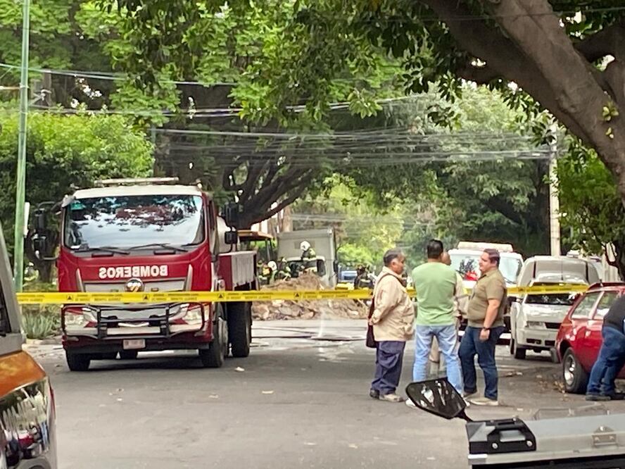 La tarde de este miércoles se presentó una fuga de gas natural de importantes proporciones, luego de que personal de Sacmex perforara la tubería de manera accidental. (Foto: Juan Carlos Williams/ EL UNIVERSAL)
