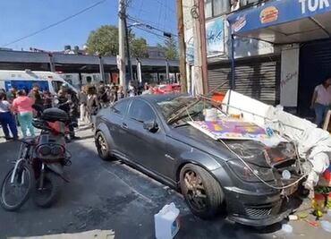 Auto choca contra puestos ambulantes en alcaldía Cuauhtémoc; hay un vendedor lesionado