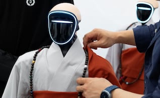Robots monje desfilan en festival budista de Corea del Sur; tecnología sorprende a miles de asistentes