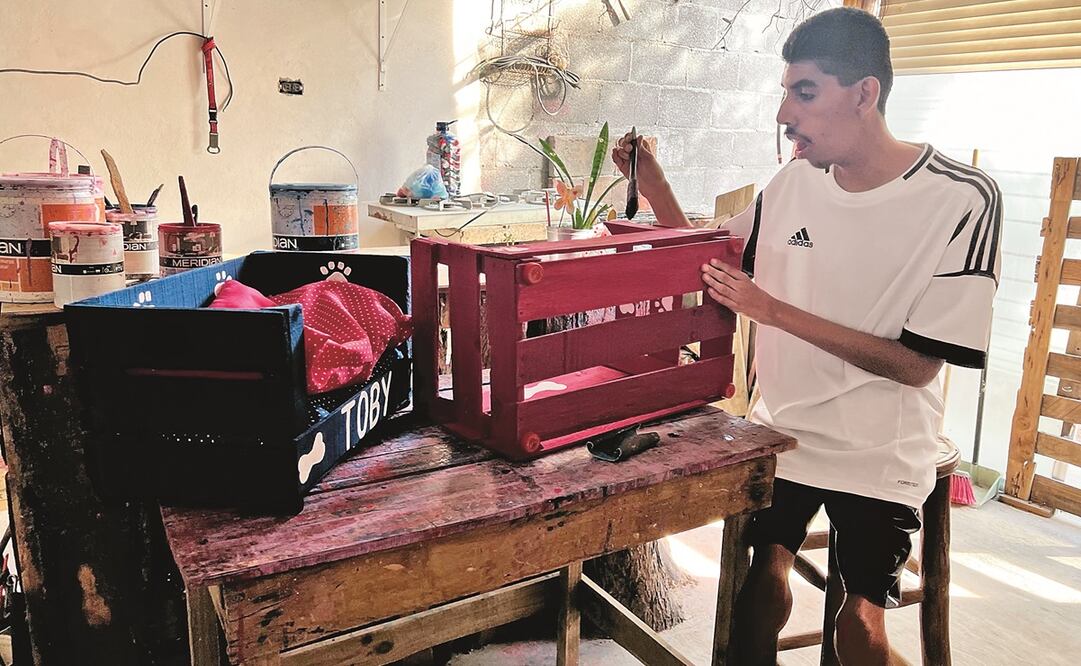  Una vez que don Miguel le quita clavos y astillas a las cajas de madera, Michel se encar- ga de lijar y pintar. Es un trabajo que le gusta y lo mantiene enfocado, asegura el papá.