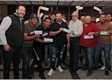 Rubén Rocha Moya entrega apoyo económico a 788 músicos de Culiacán y Navolato; busca reactivar economía en temporada decembrina