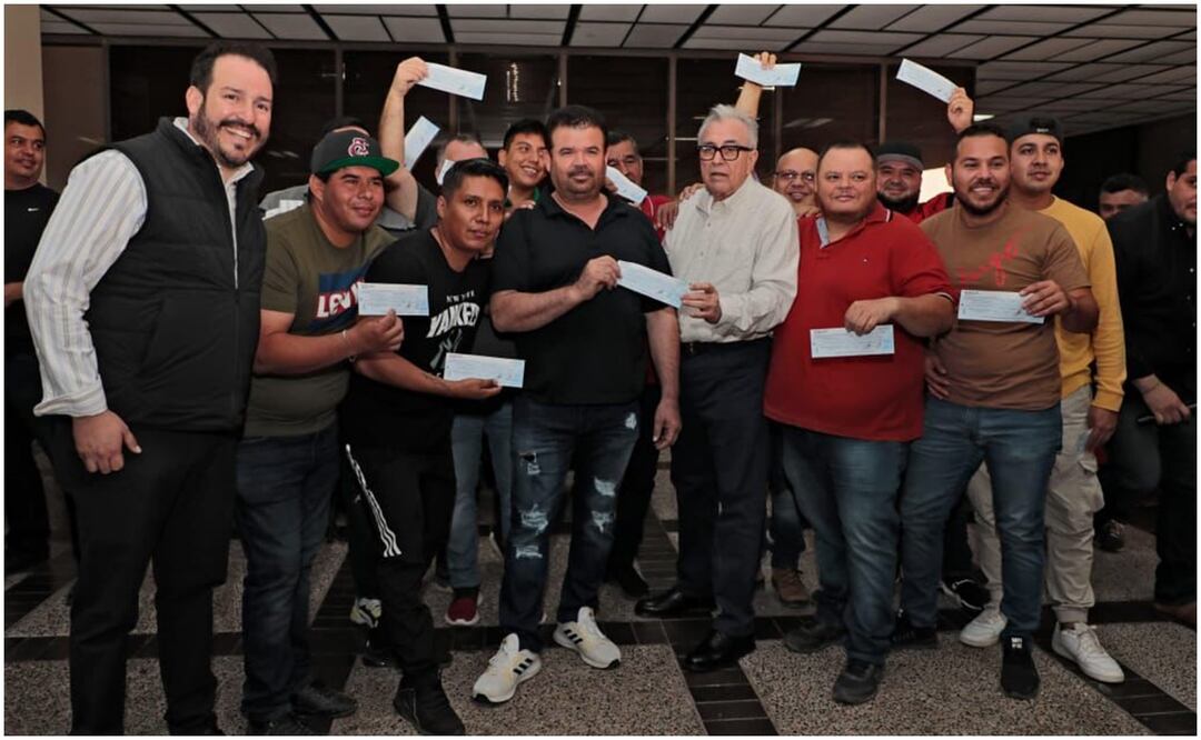 Rubén Rocha Moya durante la entrega de apoyo económico a 788 bandas, grupos norteños y mariachis de los municipios de Culiacán y Navolato en Sinaloa (17/12/2024). Foto: Oficial