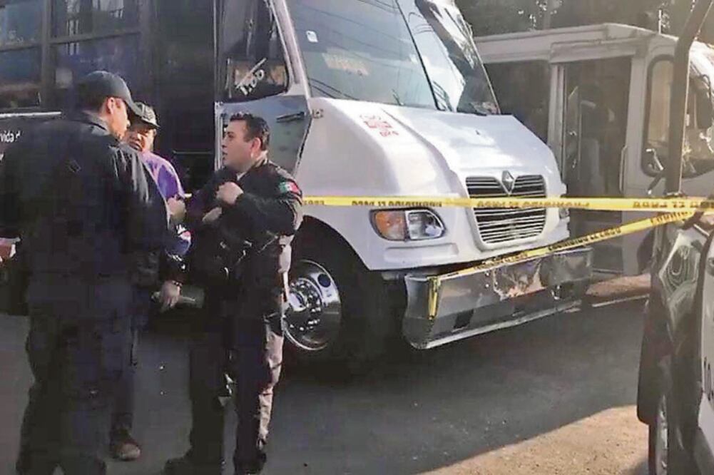 Indagatoria. Policías y autoridades ministeriales llegaron a la colonia 10 de Abril, donde ocurrió el percance, para iniciar la carpeta de investigación. (JUAN MANUEL BARRERA. EL UNIVERSAL)