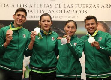 Medallistas olímpicos son recibidos como héroes