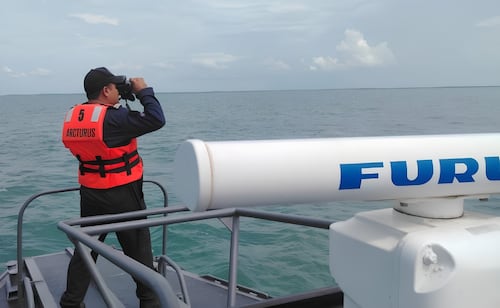 Pescador cae al mar; personal de la Novena Zona Naval realiza búsqueda