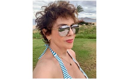 Rebecca Jones se luce en bikini a los 62 años