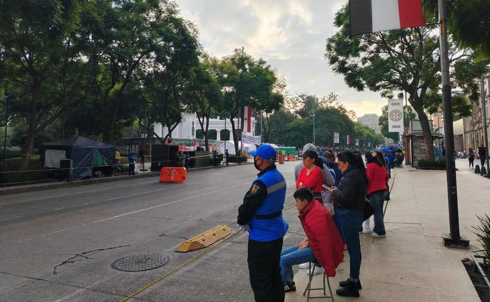 Familias comenzaron a llegar antes de las 07:00 horas de este 16 de septiembre para observar el Desfile Cívico Militar. Foto: Eduardo Dina / EL UNIVERSAL.
