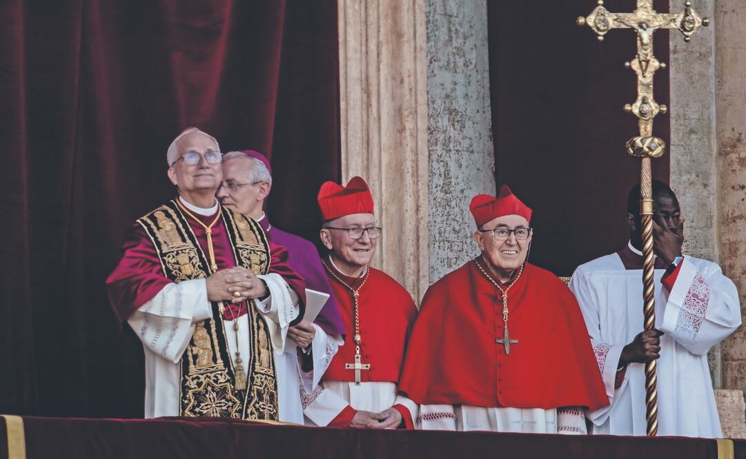 El papa León XIV (izquierda) en la logia central de la Basílica de San Pedro, en el Vaticano, el jueves pasado. Foto: de Domenico Stinellis. AP