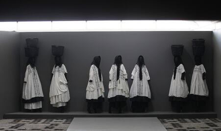 "Mujer de Negro", la exposición que muestra las tradiciones de las mujeres rurales de Galicia, España