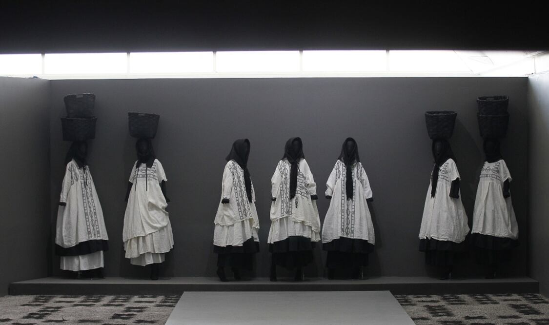 Vista de la exposición "Mujer de Negro", traída desde Galicia, España en el Museo de Arte de Zapopan, estado de Jalisco (México). Foto: EFE/Francisco Guasco