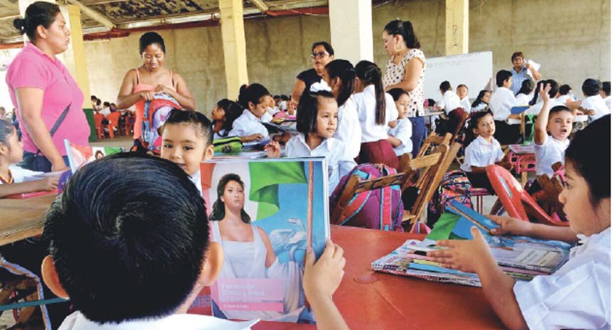 Maestros de una primaria de Oaxaca no hicieron caso a la CNTE en Oaxaca y convocaron a sus alumnos a tomar clases en la oficina del comisariado ejidal (ROSELIA CHACA. EL UNIVERSAL)
