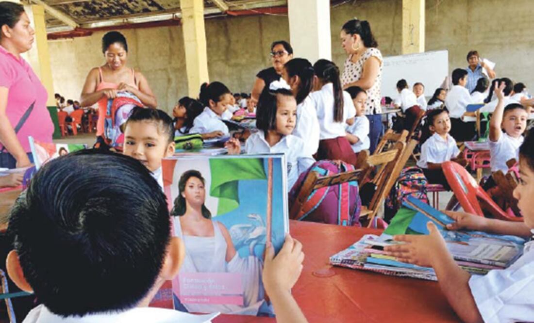 Maestros de una primaria de Oaxaca no hicieron caso a la CNTE en Oaxaca y convocaron a sus alumnos a tomar clases en la oficina del comisariado ejidal (ROSELIA CHACA. EL UNIVERSAL)