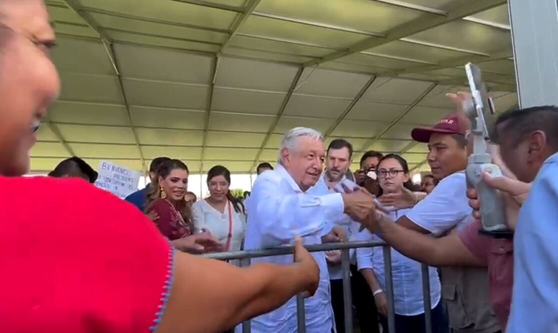 El presidente López Obrador arrancó su segundo día de gira de trabajo de fin de semana en la localidad de Cuajunicuilapa. Foto: especial