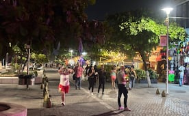 Turistas visitan Puerto Vallarta tras jornada violenta por operativo contra "El Mencho"; pasean si preocupación, afirman