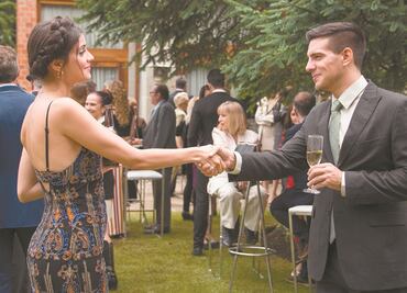 Vadhir Derbez toma la charola y la servilleta