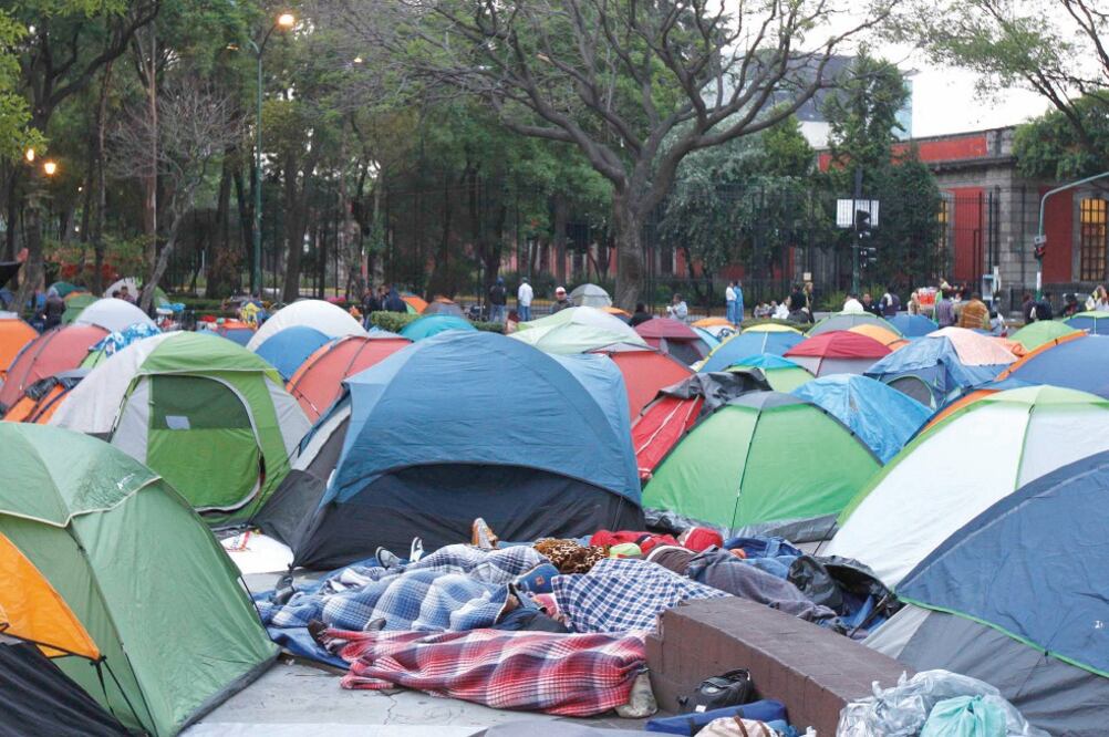 Los docentes inconformes tuvieron que levantar sus casas de campaña en la madrugada y reubicarlas en la Plaza de la Ciudadela (FERNANDO RAMÍREZ. EL UNIVERSAL)