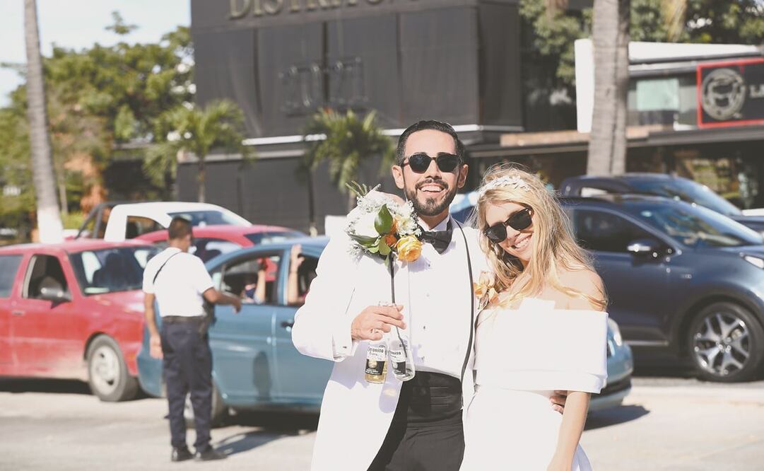 Denisse y Diego, en lugar de tomarse a mal que su auto se descompusiera camino a su boda, tomaron la situación con humor. Fotos: Valente Rosas. EL UNIVERSAL