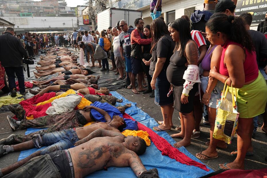Residentes se acercan a identificar los cuerpos de personas asesinadas en el operativo policial del martes contra el Comando Vermelho en la favela de Penha, en Río de Janeiro. FOTO: SILVIA IZQUIERDO. AP