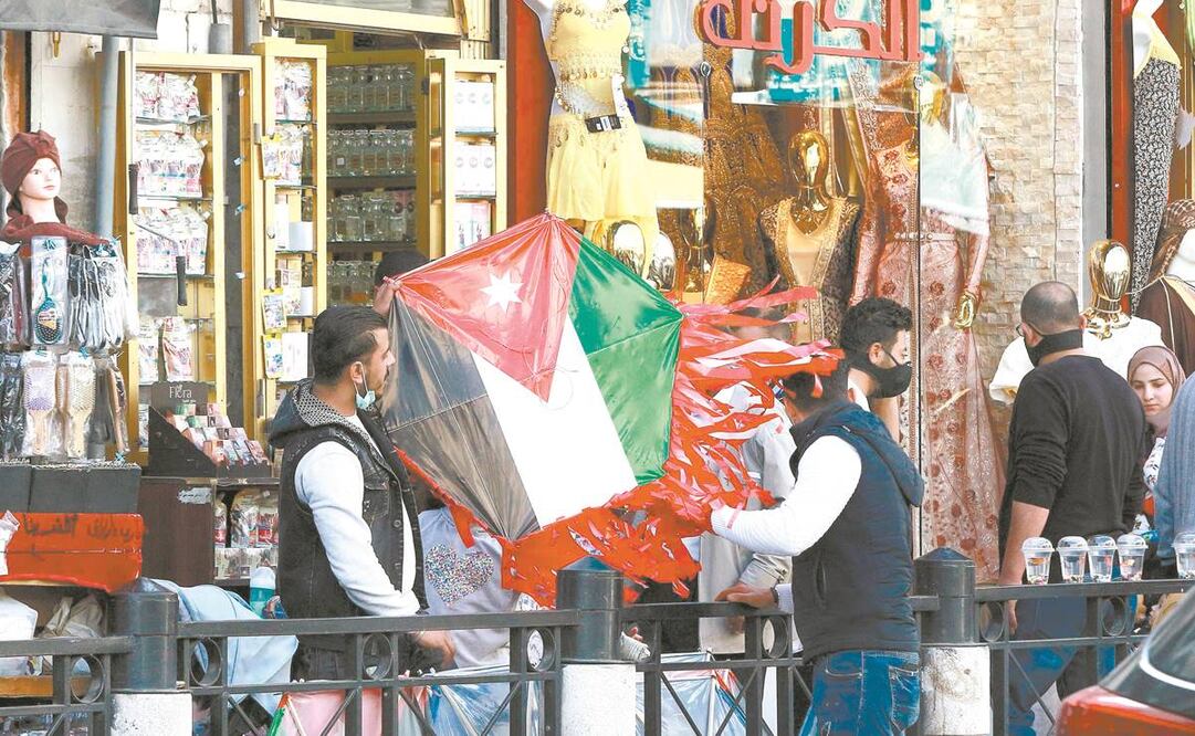 Los principales diarios de Jordania publicaron el lunes el fin de la tensión interna entre el rey Abdalá y el príncipe Hamza. En la imagen, locatarios de la capital. Foto: Khalil Mazraawi. AFP