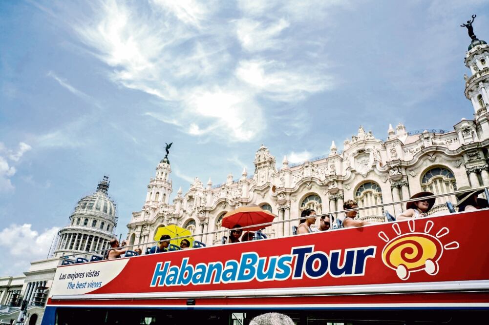 Las autoridades estadounidenses alertaron que los viajeros de EU podrían ser afectados por un supuesto "ataque sónico". (RAMÓN ESPINOSA. AP)