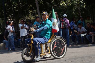 Llega a Oaxaca colombiano que cruza continente en silla de ruedas