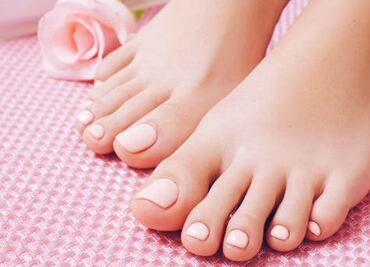 Lava tus pies con esta mágica preparación natural y frutal para prevenir hongos, aliviar la picazón y la inflamación