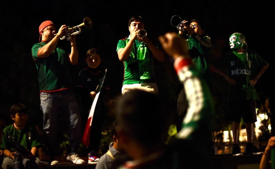 Tras el triunfo de la Selección Mexicana sobre Corea del Sur, en la capital de Zacatecas los aficionados salieron a festejar en La Alameda.| Foto: Edgar Chávez.
