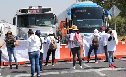 Familiares de desaparecidos y víctimas de feminicidio bloquean carretera Toluca-Atlacomulco