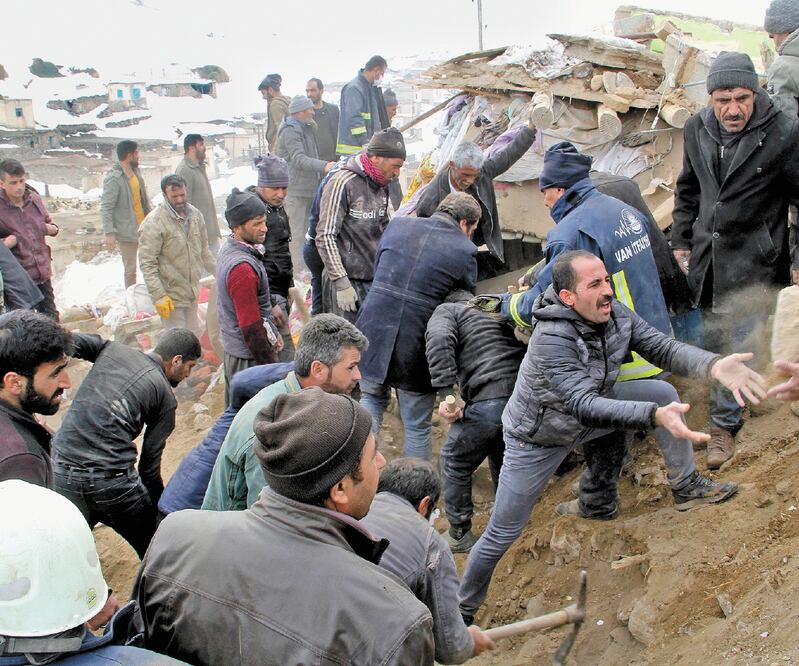 Ciudadanos intentan rescatar personas atrapadas por el colapso de una casa, tras el terremoto de ayer en la provincia turca de Van. Foto: AP