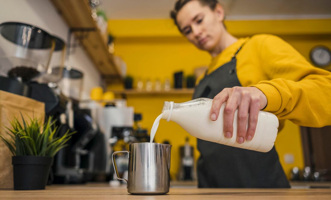 El proceso de pasteurización extiende la vida útil de la leche. Foto: Freepik