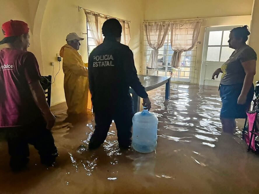 Docenas de viviendas del municipio de Agua Dulce quedaron bajo el agua al desbordarse el río. Foto: Especial