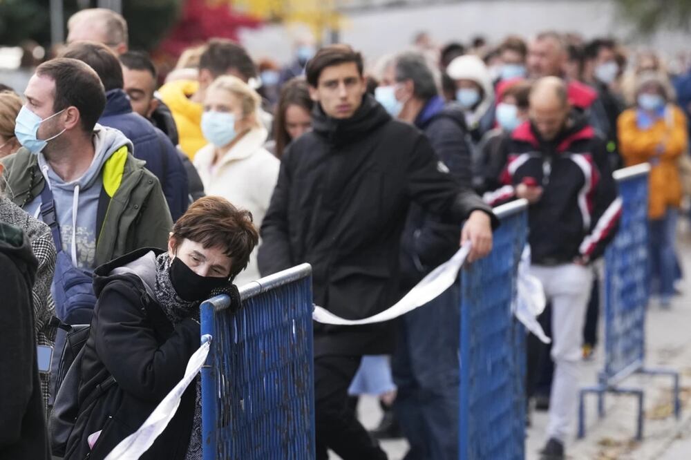 La gente espera ser vacunada contra el Covid-19 en Zagreb, Croacia, el 4 de noviembre de 2021. Foto: AP