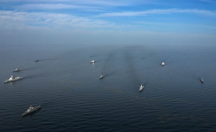 EU dispara contra buque que intentó burlar el bloqueo naval a Irán, reportan; embarcación navegaba por el golfo de Omán