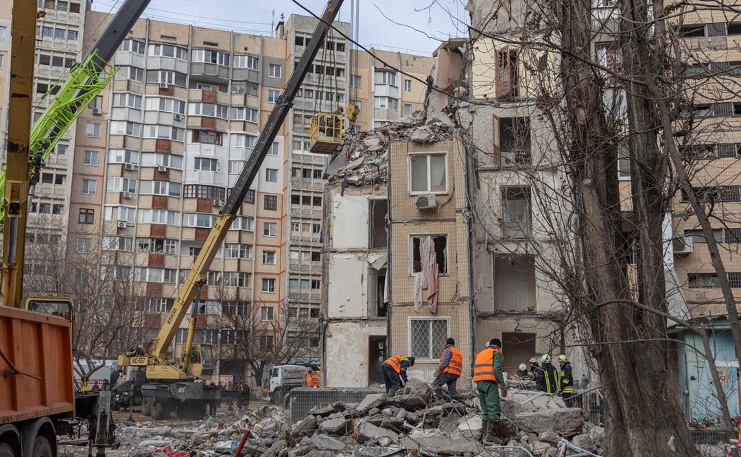 Los rescatistas limpian los escombros de un edificio de varios pisos gravemente dañado tras un ataque con drones, en Odesa el 3 de marzo de 2024. Foto: AFP