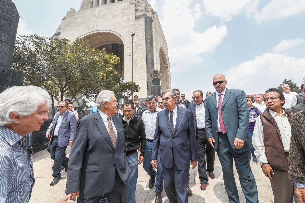 Guardia de honor. Cuauhtémoc Cárdenas (der.) asistió al Monumento a la Revolución por el 81 Aniversario de la Expropiación Petrolera (YADIN XOLALPA. EL UNIVERSAL)