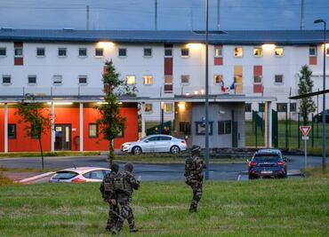 Reportan toma de rehenes en prisión más segura de Francia