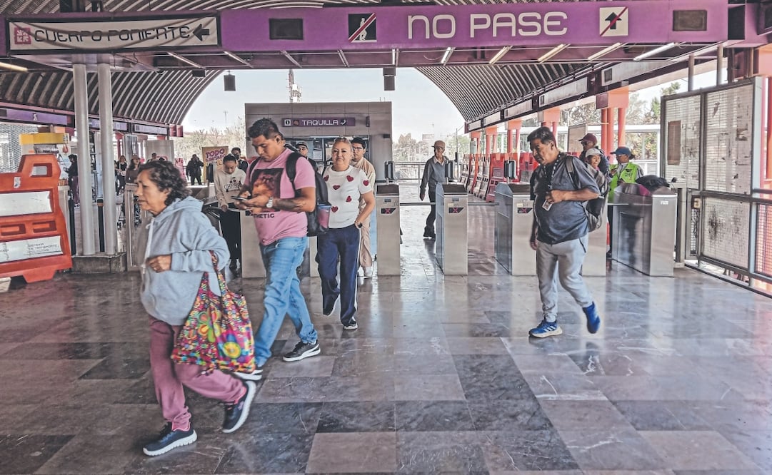 Con las fallas en el servicio por lluvias, los usuarios de la Línea A se ven obligados a buscar opciones de traslado. Foto: Gabriel Pano/ EL UNIVERSAL