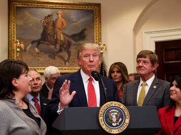 Trump, abierto a ley que permita a muchos migrantes quedarse en EU: CNN