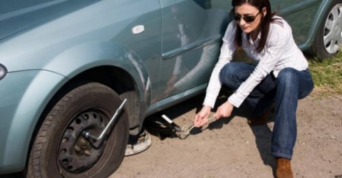 La forma correcta de usar el gato para cambiar una llanta