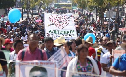 Padres de los 43 marchan hacia la Basílica de Guadalupe