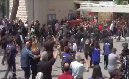 Policía israelí se enfrenta contra asistentes al funeral de periodista palestina, Shireen Abu Akleh