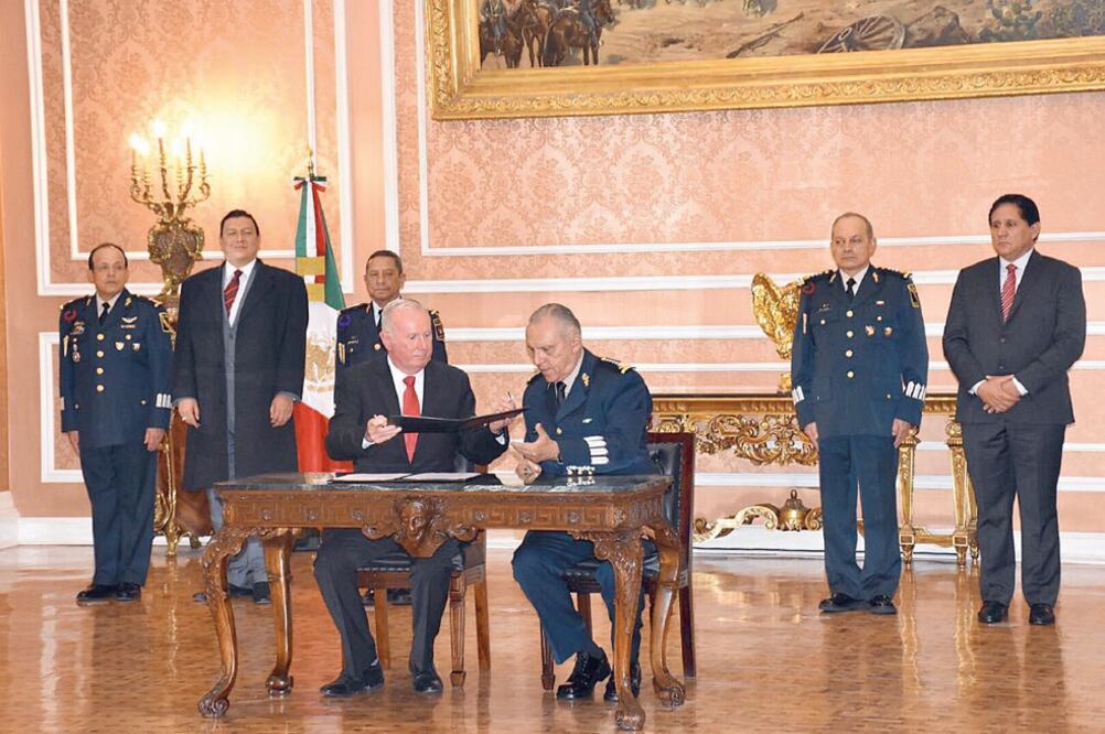 director de la Agencia Espacial Mexicana, Francisco Mendieta, y el titular de la Sedena, Salvador Cienfuegos Zepeda, firman un convenio de colaboración (SEDENA)