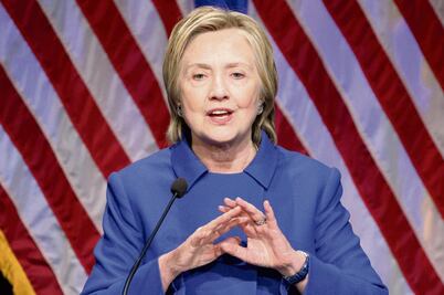 Hillary reaparece demacrada tras derrota en comicios