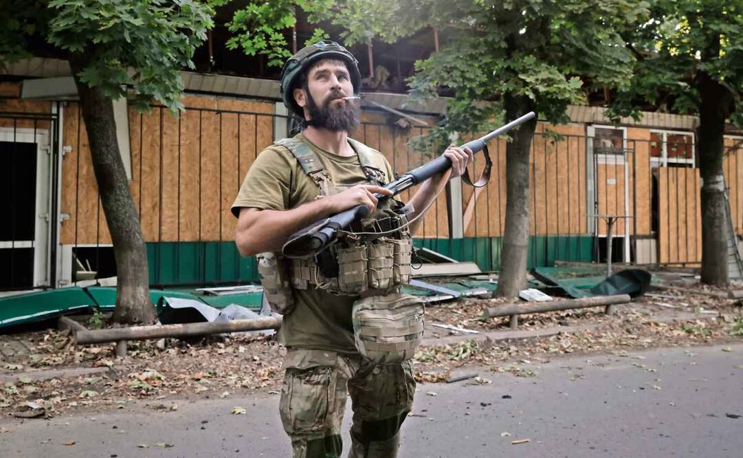 Un soldado ucraniano se alista para disparar contra drones rusos, en la región de Donetsk. Foto: Yevhen Titov / AFP