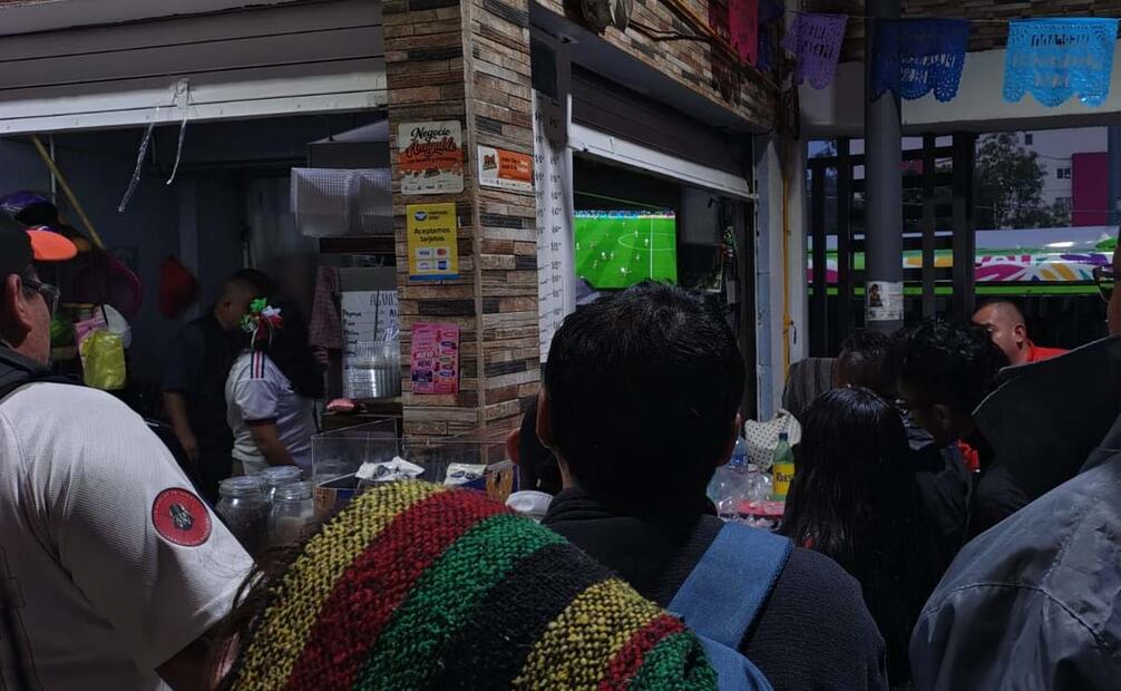 Afición mexicana y clientes del Mercado Huipulco observando el partido de futbol entre Inglaterra y México. Foto: Arantxa Meave / EL UNIVERSAL