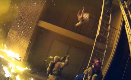 Video. Bombero atrapa a niña lanzada de un edificio en llamas en EU