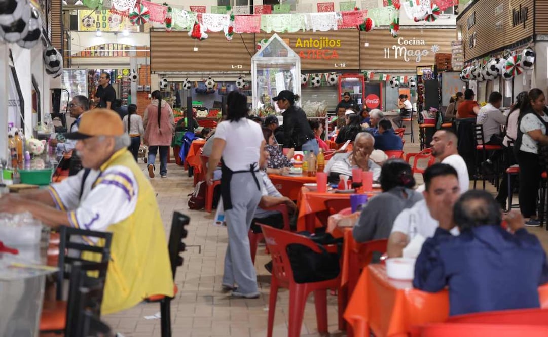 Locatarios del Mercado Huipulco se las arreglan con los comensales extranjeros. Foto: Fernanda Rojas / EL UNIVERSAL.