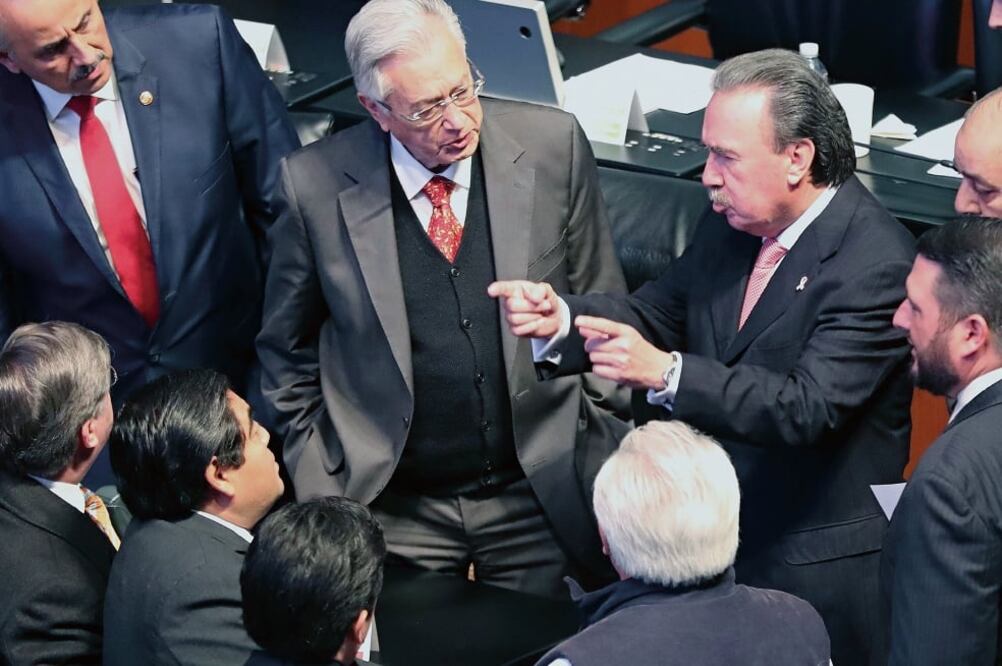 Opositores al PRI —coordinado por Emilio Gamboa (a la derecha)— y al PVEM acusaron que esas bancadas buscan imponer el voto secreto en el tema FEPADE (LUCÍA GODINEZ. EL UNIVERSAL)